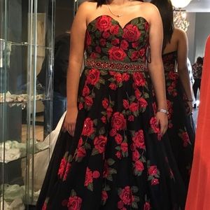 Beautiful formal dress. Long bare shoulders